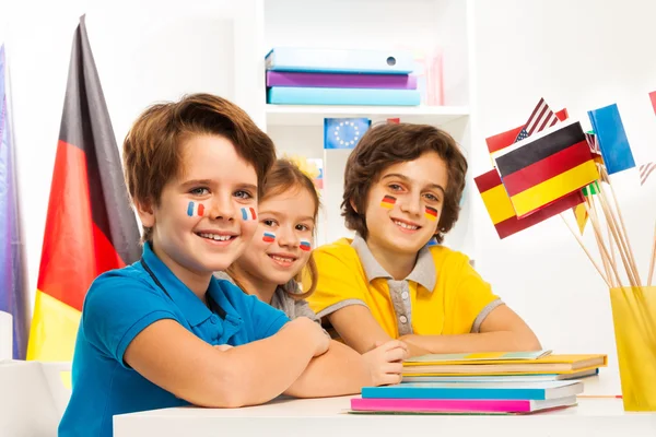 Glückliche Kinder im Klassenzimmer — Stockfoto