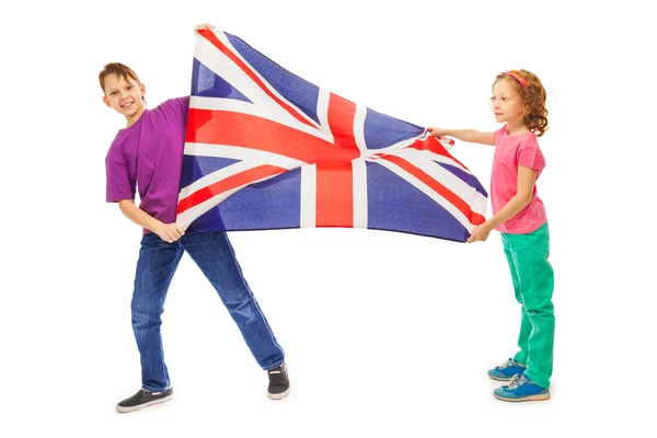 Garçon et fille agitant drapeau anglais — Photo