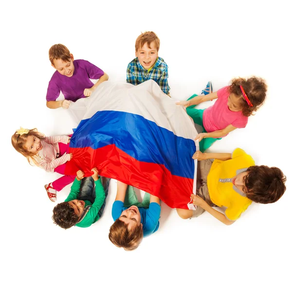 Crianças ao redor da bandeira da Federação Russa — Fotografia de Stock