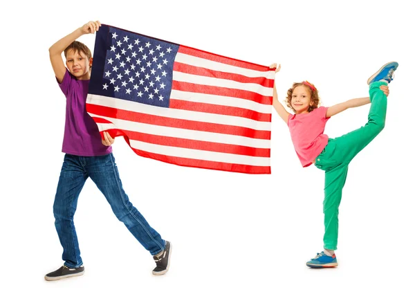 Niños ondeando bandera americana —  Fotos de Stock