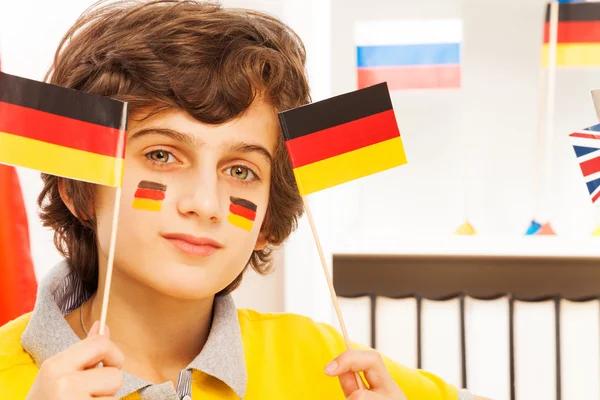 Немецкий мальчик с флагами — стоковое фото