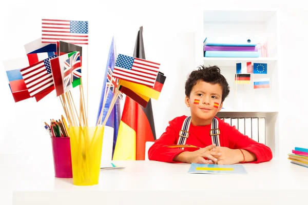 Menino espanhol aprendendo geografia — Fotografia de Stock