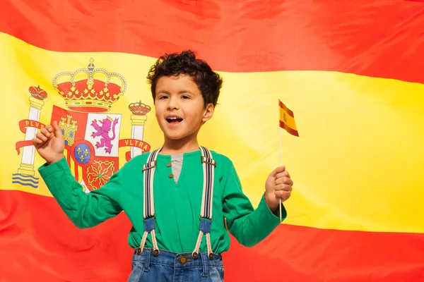 Menino com bandeira espanhola em sua mão — Fotografia de Stock