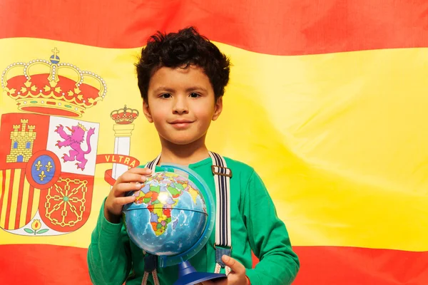 Menino aprender geografia com globo — Fotografia de Stock