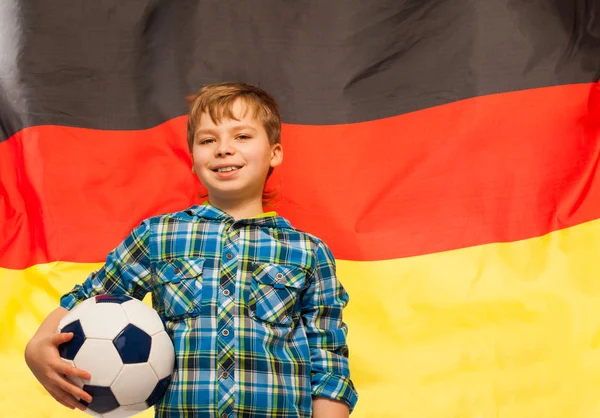 Junger Fußballfan mit Ball — Stockfoto