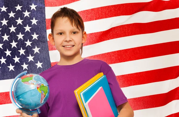 Colegial aprender geografía con un globo —  Fotos de Stock