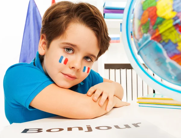 Französischer Schüler lernt Erdkunde — Stockfoto