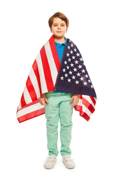 Lindo chico envuelto en bandera americana — Foto de Stock