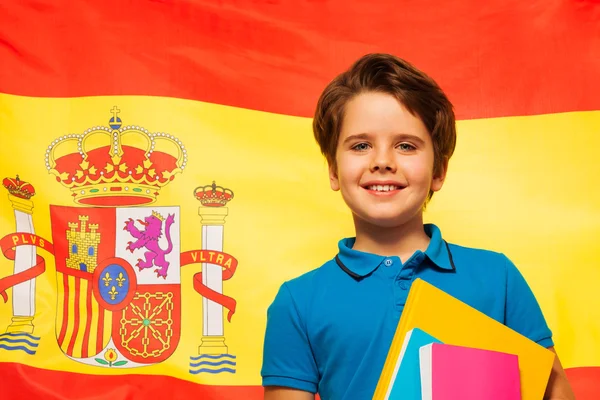 Escolar sonriente aprendiendo español —  Fotos de Stock
