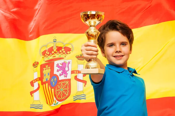 Vencedor com copo contra uma bandeira da Espanha — Fotografia de Stock