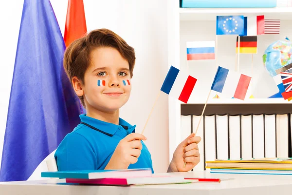 Menino segurando bandeiras francesas — Fotografia de Stock