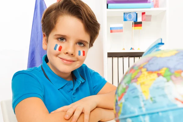 Niedlicher französischer Junge lernt Erdkunde — Stockfoto