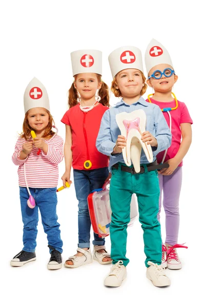 Médicos pequenos com modelo de dente — Fotografia de Stock