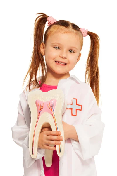 Dziewczyna z manekina, grając dentysta ząb — Zdjęcie stockowe