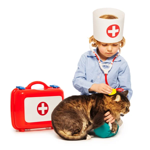 Menino jogando médico veterinário com um gato , — Fotografia de Stock