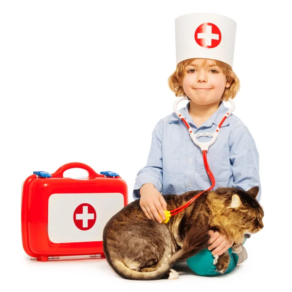 Menino jogando veterinário com estetoscópio — Fotografia de Stock