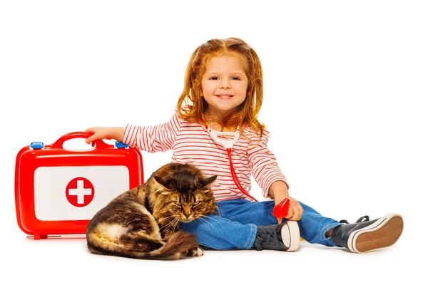 Pequeno veterinário tratando gato — Fotografia de Stock