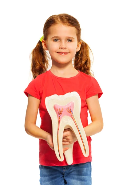 Giovane ragazza che tiene il manichino dei denti — Foto Stock