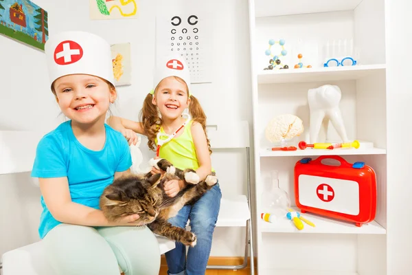 Mädchen geben sich als Tierärztin aus — Stockfoto