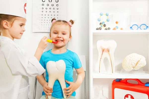 Bambina seduta all'esame del dentista — Foto Stock