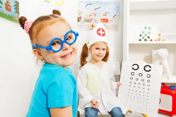 Menina em óculos no quarto oftalmologista — Fotografia de Stock