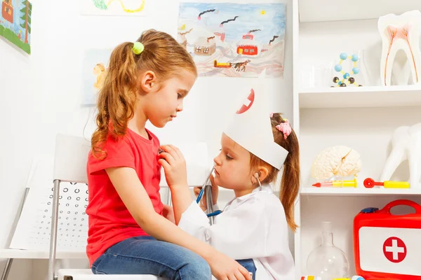 Meninas jogando médico com estetoscópio — Fotografia de Stock