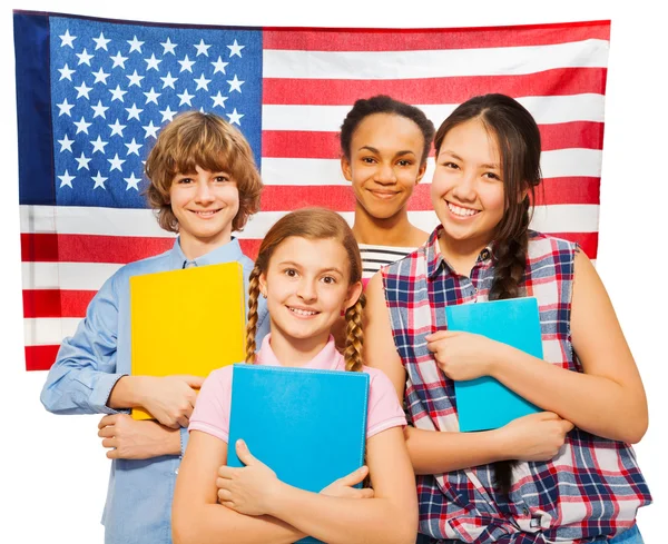 Eleverna står mot amerikanska flaggan — Stockfoto