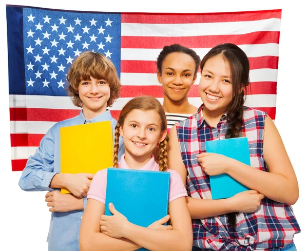 Studenten stehen gegen amerikanische Flagge — Stockfoto