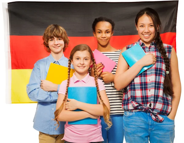 Студенты, выступающие против немецкого флага — стоковое фото