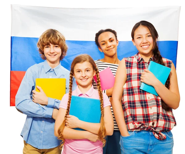 Studenten stehen gegen russische Flagge — Stockfoto