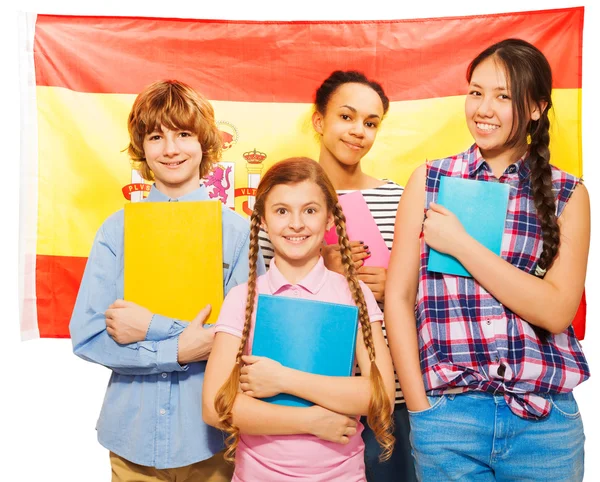 Estudantes de pé com bandeira espanhola — Fotografia de Stock