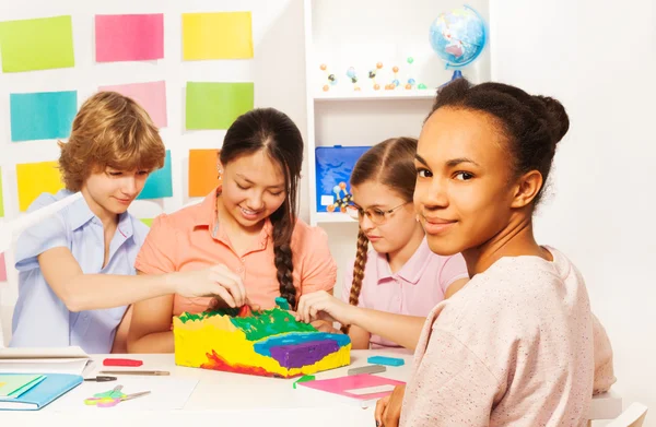 Students learning geography at the classroom — Stock Photo, Image