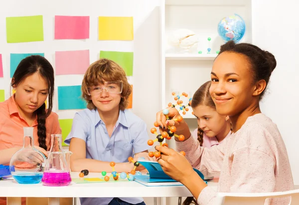 Multi ethnic students at chemical laboratory — Stock Photo, Image