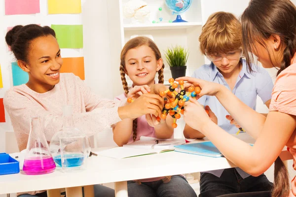 Kinder bauen Molekülmodell zusammen — Stockfoto
