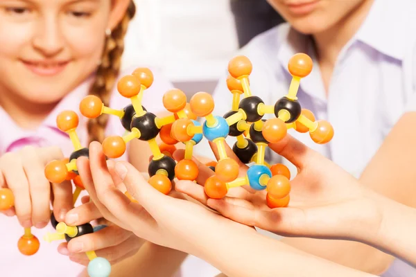 Dzieci, montaż model cząsteczki — Zdjęcie stockowe