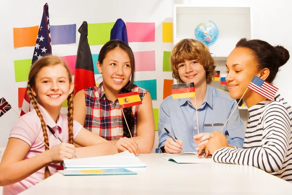 Estudiantes adolescentes en cursos de idiomas —  Fotos de Stock