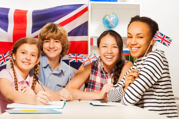 Étudiants adolescents aux cours de langue — Photo