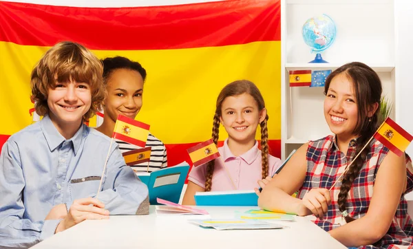 Studenti multietnici con bandiere — Foto Stock