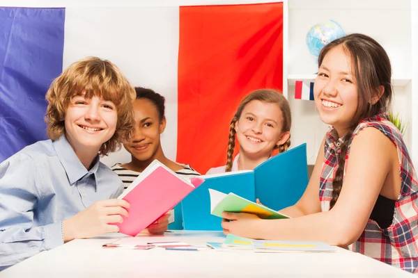 Nastoletnich uczniów nauki języka francuskiego — Zdjęcie stockowe