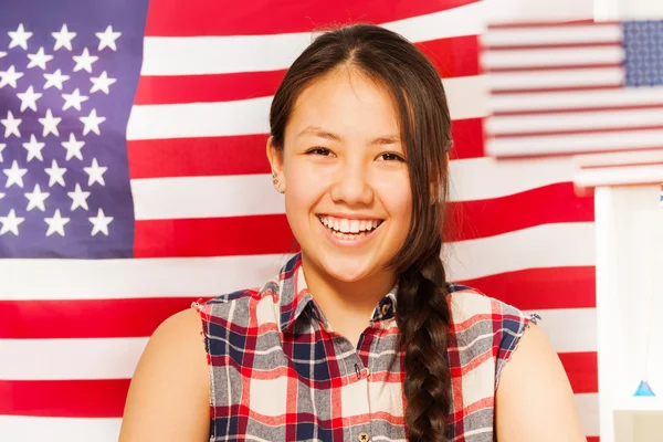 Дівчина з американським прапором позаду неї — стокове фото