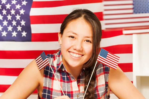 Азіатські дівчата з прапорами США — стокове фото