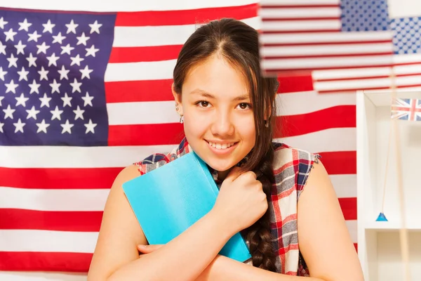 Menina com livros estudando Inglês — Fotografia de Stock