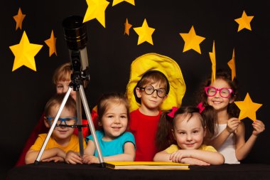Astronomi teleskopla okuyan çocuk