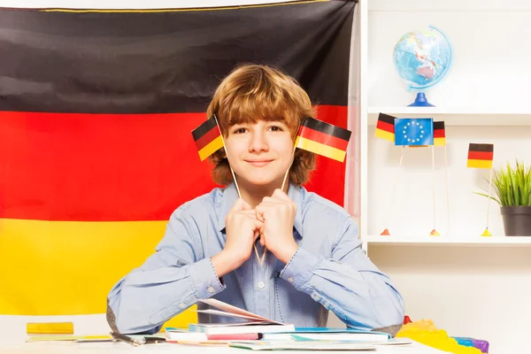 Étudiant avec deux drapeaux de l'Allemagne — Photo