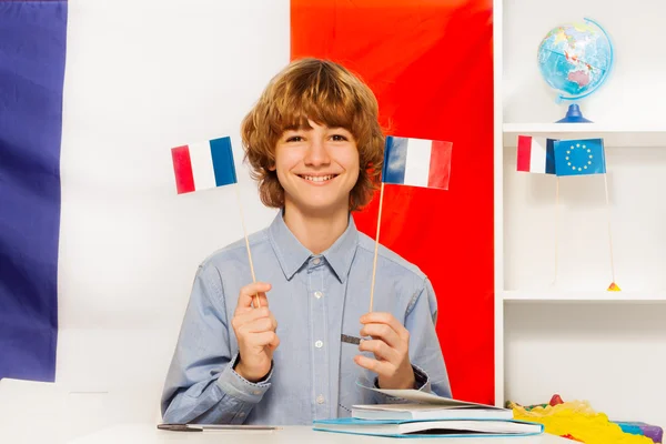 Băiat cu două steaguri — Fotografie, imagine de stoc