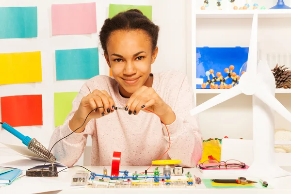 African student completing an electrical circuit — Stock Photo, Image