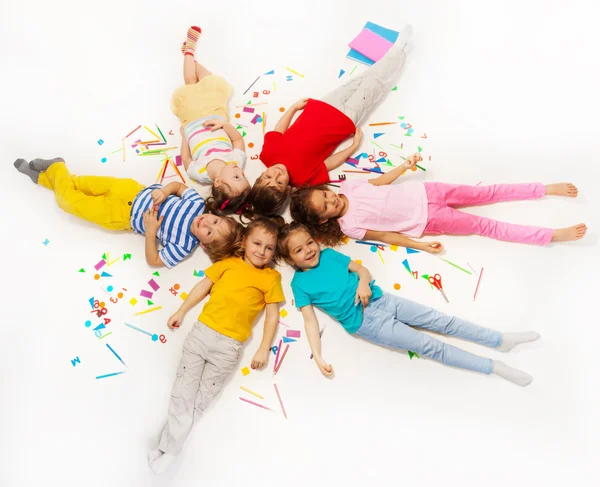 Amigos com material de escritório da escola — Fotografia de Stock