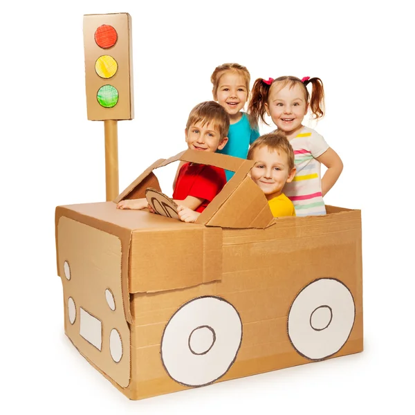 Дети путешествуют на картонном автомобиле — стоковое фото