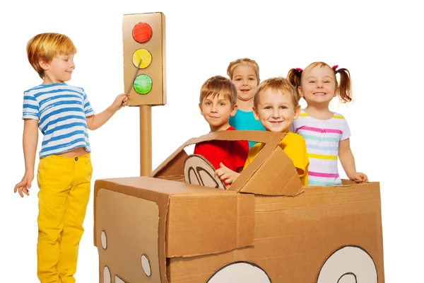 Förskolebarn studera trafikregler — Stockfoto