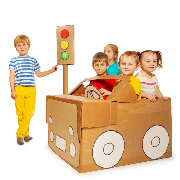 Little kids  with cardboard car — Stock Photo, Image